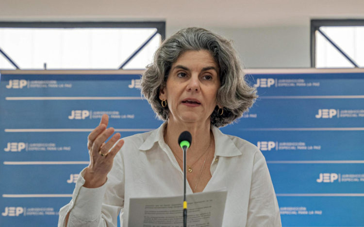 Fotografía cedida por la Jurisdicción Especial para la Paz (JEP) de la magistrada Julieta Lemaitre Ripoll, durante una rueda de prensa, este jueves en Medellín (Colombia). EFE/ JEP