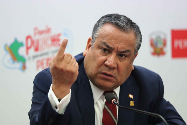 Fotografía de archivo del 17 de junio de 2024 del presidente del Consejo de Ministros de Perú, Gustavo Adrianzén, durante una rueda de prensa en Lima (Perú). EFE/Paolo Aguilar