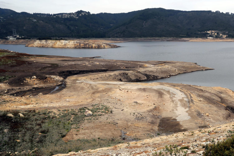 Fotografía del 9 de mayo de 2024 e donde se aprecia la falta de agua en el embalse San Rafael ubicado en el municipio de La Calera (Colombia), que sirve, entre otros, al abastecimiento del líquido a la capital colombiana. EFE/ Carlos Ortega