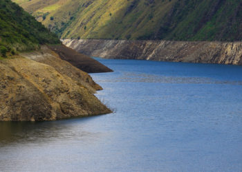 Ecuador lanza proceso urgente para alquilar una segunda planta eléctrica flotante