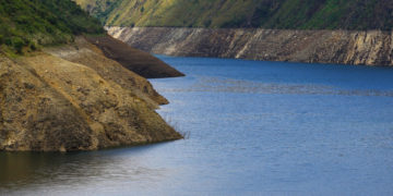 Ecuador lanza proceso urgente para alquilar una segunda planta eléctrica flotante