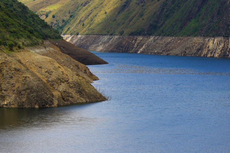 Fotografía del embalse Mazar en Sevilla de Oro (Ecuador). Las Fuerzas Armadas de Ecuador tomaron el control sobre el segundo mayor embalse del país antes de que comiencen una serie de apagones a nivel nacional ante la imposibilidad de abastecer la demanda interna de electricidad por una grave sequía que afecta a sus principales centrales hidroeléctricas. EFE/ Robert Puglla