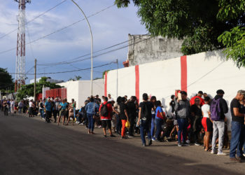 Cientos de migrantes usan el corredor emergente del Gobierno de México para asistir a cita de asilo de CBP One