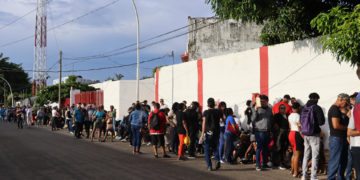 Cientos de migrantes usan el corredor emergente del Gobierno de México para asistir a cita de asilo de CBP One