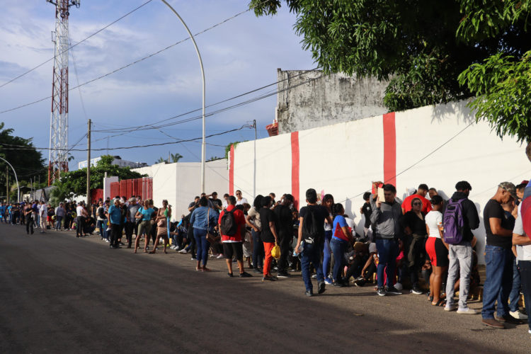 Migrantes hacen fila para abordar uno de los ocho autobuses del 'Corredor emergente de movilidad', este martes en Tapachula (México). EFE/ Juan Manuel Blanco