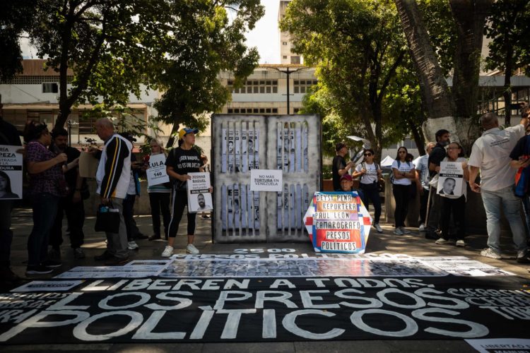 Imagen de archivo de familiares de presos políticos en Venezuela que realizan en Caracas una representación exigiendo su libertad. EFE/ Ronald Peña R.