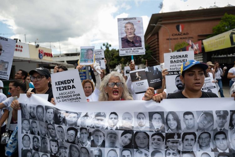 Familiares de presos políticos en Venezuela gritan consignas exigiendo su libertad este miércoles, durante una protesta en Caracas (Venezuela). EFE/ Ronald Peña R.