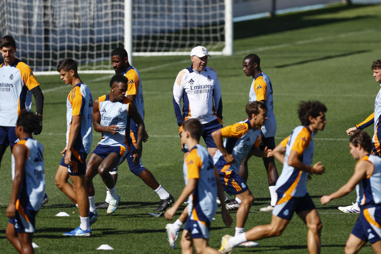 El entrenador del Real Madrid Carlo Ancelotti durante el entrenamiento realizado este viernes en la Ciudad Deportiva de Valdebebas para preparar el partido de la 5ª jornada de Liga que el equipo disputa mañana ante la Real Sociedad en Anoeta. EFE/Rodrigo Jiménez