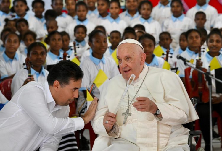 El papa Francisco visita a la orquesta de niños de Vánimo, fundada por un grupo de misioneros latinoamericanos, durante su viaje a Papúa Nueva Guinea.
EFE/EPA/ALESSANDRO DI MEO