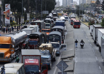 Tercer día de bloqueos en ciudades colombianas por incremento del diésel