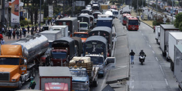 Tercer día de bloqueos en ciudades colombianas por incremento del diésel