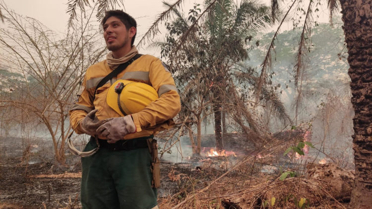 Fotografía cedida por SOS Wildfire de un bombero durante los trabajos para apagar un incendio, en Concepción (Bolivia). EFE/ SOS Wildfire