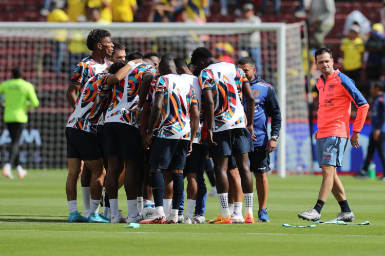 Jugadores de Ecuador se reúnen en el calentamiento en un partido de las eliminatorias sudamericanas para el Mundial de 2026. EFE/ José Jácome