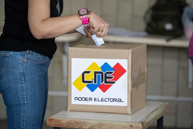 Fotografía de archivo del 28 de julio del 2024 donde se observa a una mujer votando para las elecciones presidenciales de Venezuela, en Caracas (Venezuela). EFE/ Ronald Peña R.