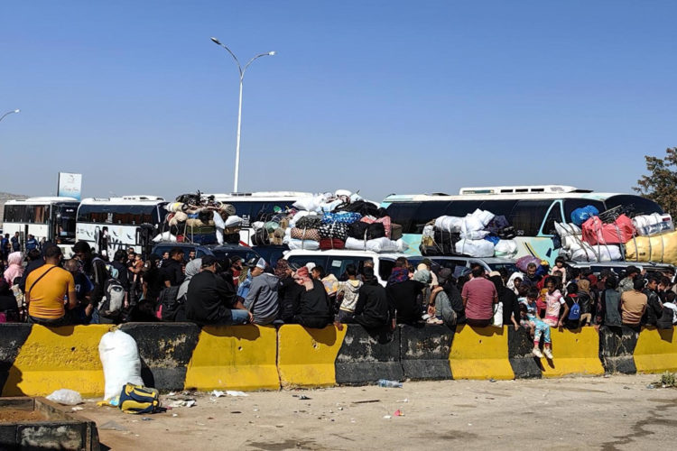 Desplazados libaneses que huyen de los bombardeos esperan en la frontera con Siria en una imagen reciente. EFE/ ACNUR - SOLO USO EDITORIAL/SOLO DISPONIBLE PARA ILUSTRAR LA NOTICIA QUE ACOMPAÑA (CRÉDITO OBLIGATORIO) -