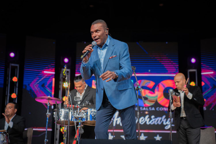 Fotografía de archivi en donde se ve al cantante dominicano José Alberto 'El Canario' mientras se presentan durante el 20 Aniversario del Congreso de la Salsa, el 4 de septiembre de 2022, en el hotel Marriott Marquis en Time Square, Manhattan, Nueva York (EE.UU.). EFE/ Ángel Colmenares