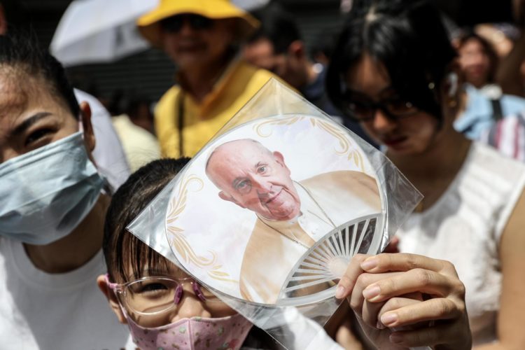 Una niña muestra un abanico con el retrato del papa Francisco mientras hace cola para asistir a la misa que oficiará el Pontífice en el Estadio Nacional de Singapur el jueves. EFE/ How Hwee Young