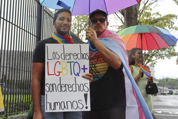 Fotografía de archivo del 3 de julio de 2024 de dos personas que participan en una manifestación con motivo del Día del Orgullo LGTBI, en San José (Costa Rica). EFE/ Douglas Marín