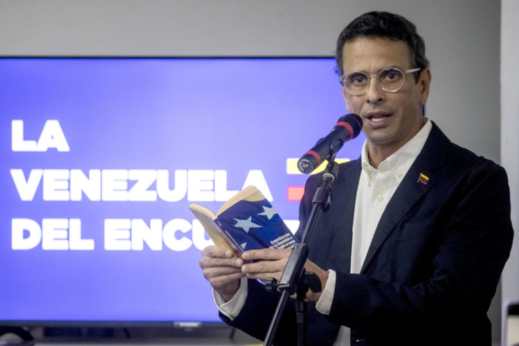 Fotografía de archivo del 4 de septiembre de 2023 que muestra al dos veces candidato a la presidencia de Venezuela Henrique Capriles, mientras habla en un encuentro con miembros de sindicatos y trabajadores venezolanos en Caracas (Venezuela). EFE/ Miguel Gutiérrez