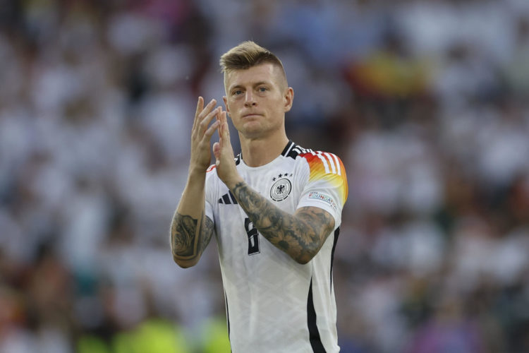 El centrocampista de la selección alemana Toni Kroos se despide de su afición al término del partido de cuartos de final de la Eurocopa ante España, su último encuentro como profesional. EFE/Alberto Estévez