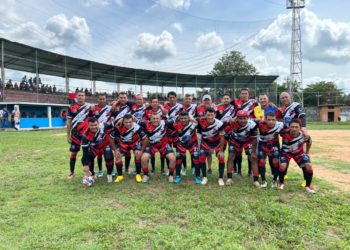 Futbol de veteranos en el estadio Diablos Rojos de Sabana de Mendoza