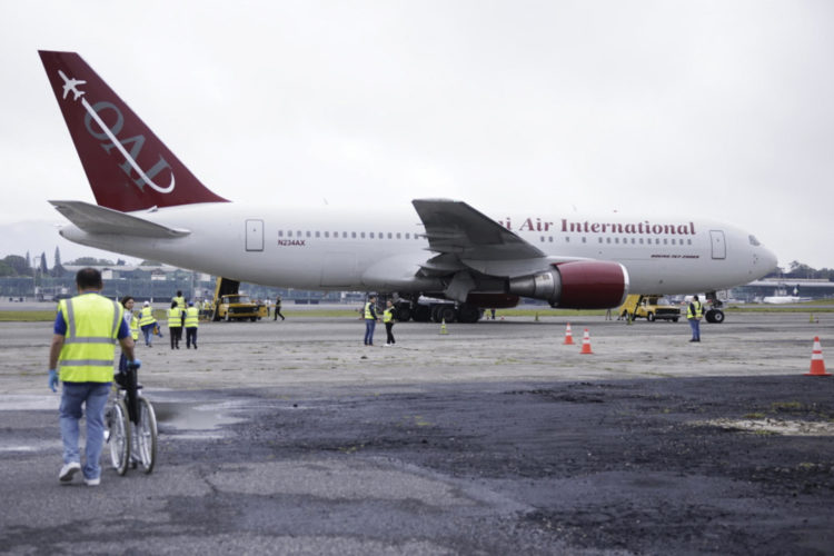 Fotografía del 5 de septiembre de 2024 cedida por el gobierno de Guatemala de un avión que transporta a los 135 nicaragüenses liberados, en el Aeropuerto Internacional La Aurora, en la Ciudad de Guatemala (Guatemala). EFE/ Gobierno de Guatemala