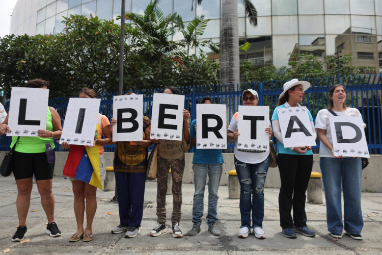 Simpatizantes de la líder opositora María Corina Machado y del opositor Edmundo González, participan en una manifestación este sábado, en la ciudad de Caracas (Venezuela). EFE/ Miguel Gutierrez