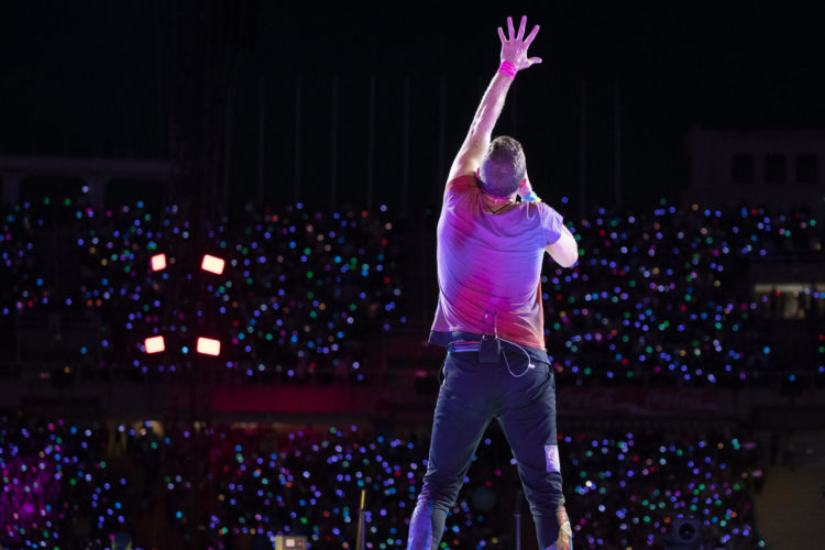 Chris Martin, cantante de la banda británica Coldplay, durante un concierto en la ciudad española de Barcelona. EFE/Marta Pérez.