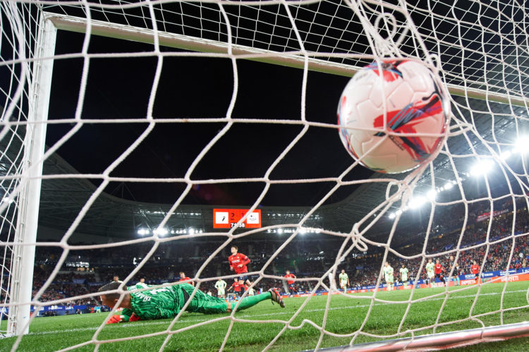 El portero del Barcelona Iñaki Peña (i) encaja el tercer gol ante Osasuna, durante el partido de LaLiga en Primera División que CA Osasuna y FC Barcelona disputaron en el estadio de El Sadar, en Pamplona. EFE/Iñaki Porto