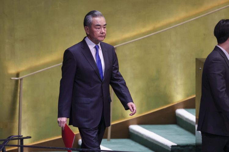 El Ministro de Relaciones Exteriores de la República Popular China, Wang Yi (izq.), se acerca al podio para hablar durante la "Cumbre del Futuro" que se celebra antes del Debate General de esta semana del 79º período de sesiones de la Asamblea General de las Naciones Unidas, en la Sede de la ONU en Nueva York, EE.UU., 23 de septiembre de 2024. EFE/EPA/Sarah Yenesel