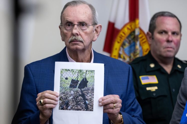 Fotografía de archivo del sheriff Ric Bradshaw mientras muestra una foto de los elementos que se encontraron junto a la valla del campo de golf perteneciente al expresidente Donald Trump en Palm Beach (Florida). EFE/EPA/CRISTOBAL HERRERA-ULASHKEVICH