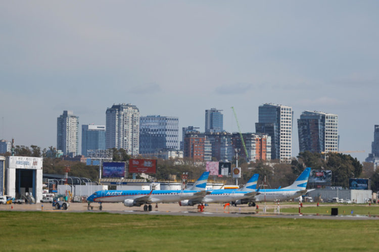 Fotografía que muestra aviones en un área del aeropuerto Jorge Newbery de la ciudad de Buenos Aires (Argentina).EFE/Juan Ignacio Roncoroni