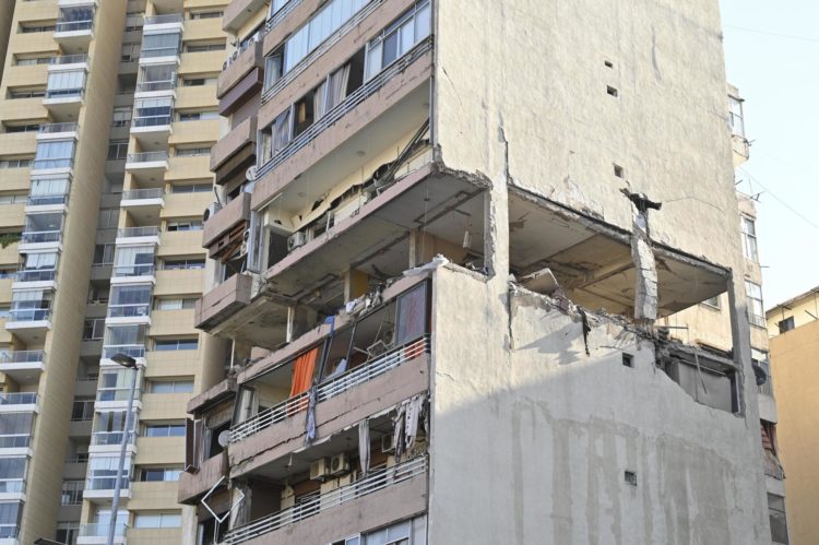 Un edificio dañado tras los ataques israelíes nocturnos en el barrio suní de Cola en Beirut, Líbano, el 30 de septiembre de 2024. ATEF SAFADI