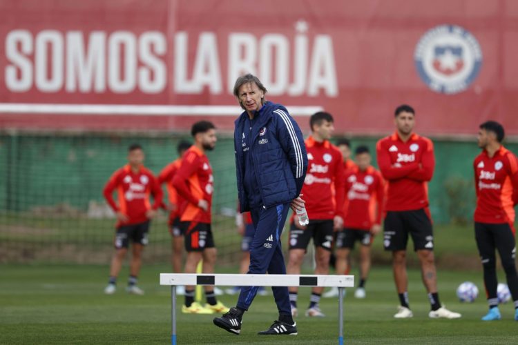 Fotografía de archivo del seleccionador de Chile, Ricardo Gareca, y de algunos jugadores de la plantilla que este martes llegan con presiones para enfrentar a Bolivia en Santiago. EFE/ Federación de Fútbol de Chile