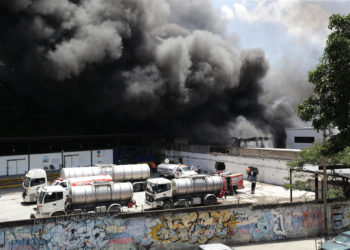Bomberos controlan incendio en una planta de ensamblaje de motos en Caracas