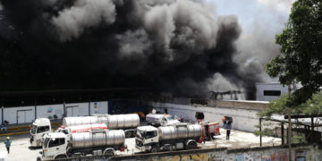 Bomberos controlan incendio en una planta de ensamblaje de motos en Caracas