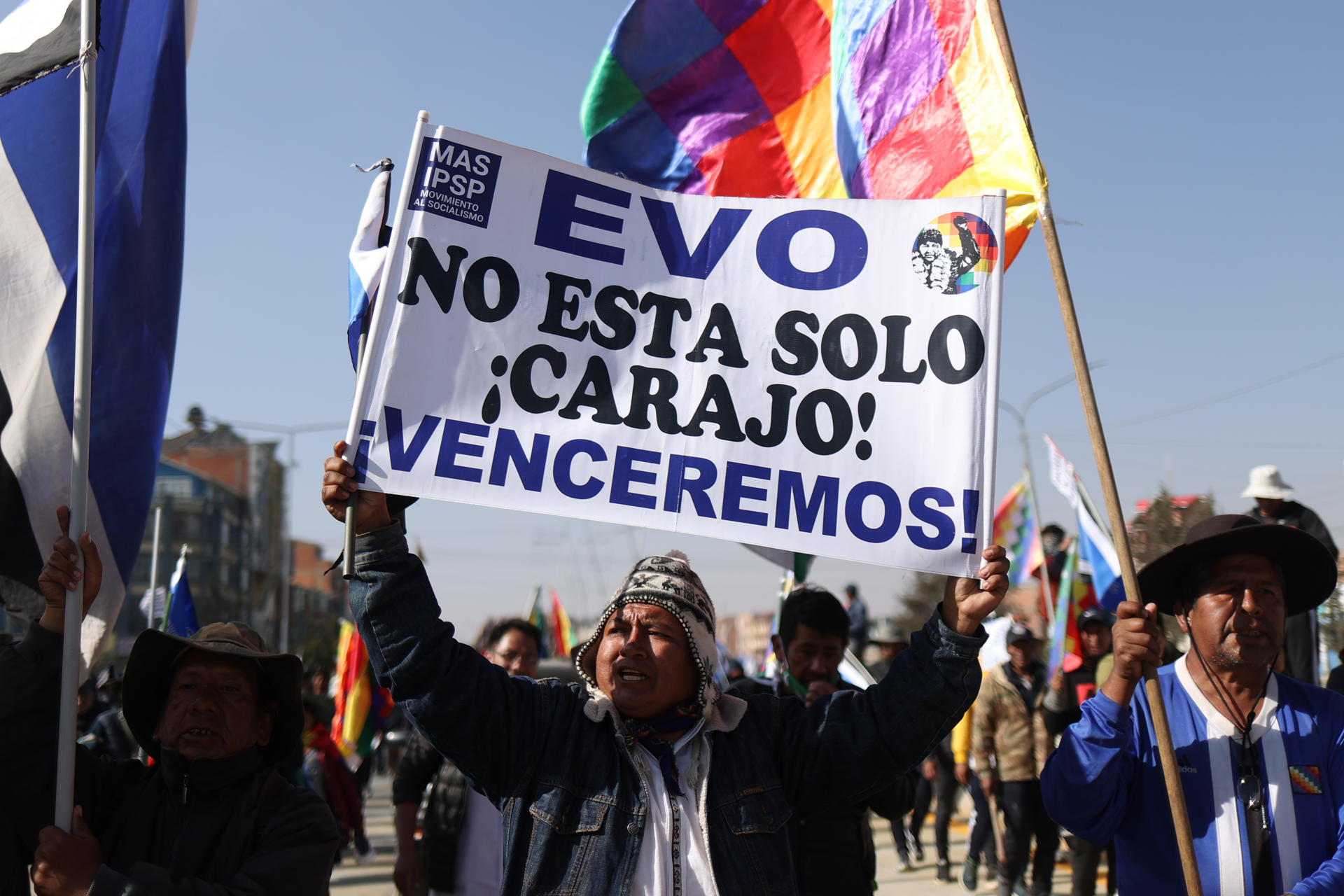 Thousands of Evo Morales supporters enter La Paz and demand his approval as a candidate