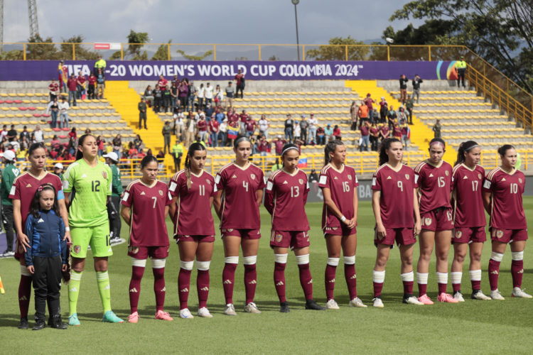 Jugadoras de Venezuela forman en un partido del grupo D de la Copa Mundial Femenina sub-20 en el estadio de Techo en Bogotá (Colombia). EFE/ Carlos Ortega