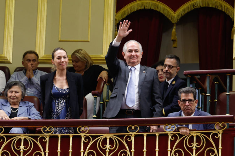 El ex alcalde de Caracas, Antonio Ledezma (c), y la hija de Edmundo gonzález, Carolina González (c-i), durante el Pleno del Congreso este martes, en Madrid. EFE/ Javier Lizon