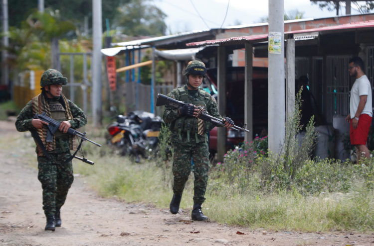 Fotografía de archivo en donde se ven integrantes del Ejercito de Colombia mientras realizan tareas de vigilancia en zonas rurales. EFE/Ernesto Guzmán