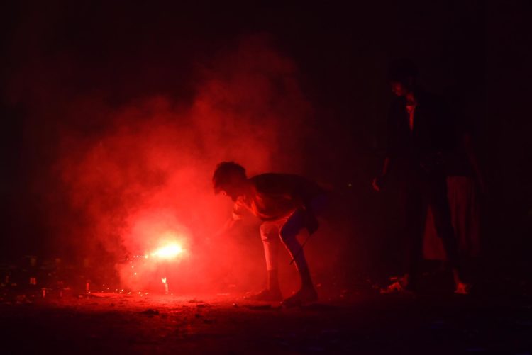 En la imagen de archivo, un niño indio enciende un petardo durante las celebraciones del festival Diwali, el festival hindú de las luces, en Chennai, la India. EFE/IDREES MOHAMMED