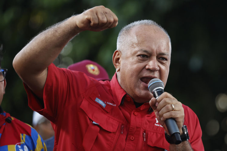 Fotografía de archivo del 17 de agosto de 2024 del primer vicepresidente del Partido Socialista Unido de Venezuela (PSUV) y ministro del Interior, Diosdado Cabello, hablando en una manifestación a favor del Gobierno, en Caracas (Venezuela). EFE/ Miguel Gutierrez