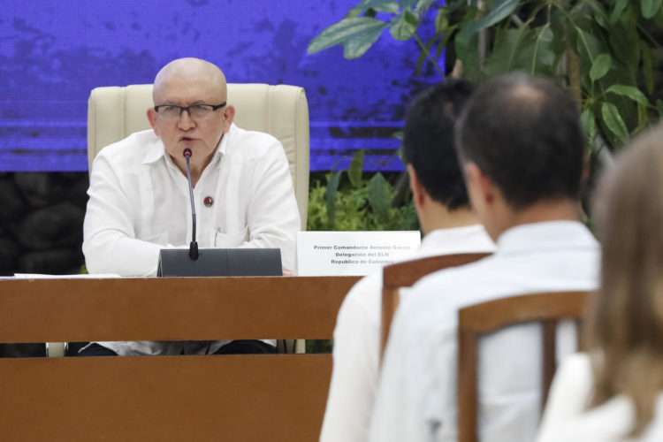 Fotografía de archivo del 9 de junio de 2023 del jefe máximo de la guerrilla del ELN, Antonio García, hablando durante el cierre de la tercera ronda de conversaciones de paz, en La Habana (Cuba). EFE/ Ernesto Mastrascusa