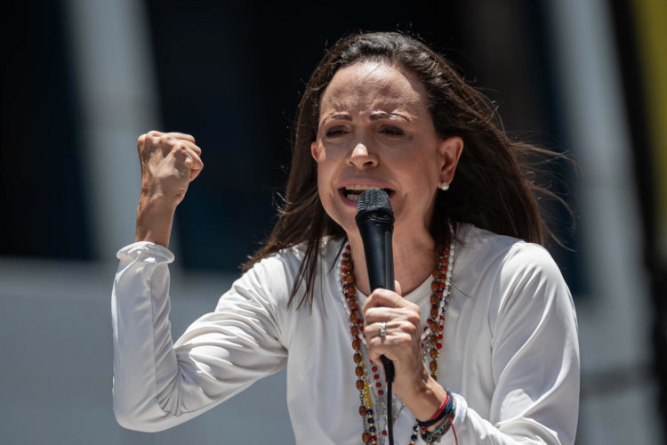 Fotografía de archivo del 28 de agosto de 2024 de la líder opositora venezolana María Corina Machado, pronunciando un discurso en una manifestación, en Caracas (Venezuela). EFE/ Ronald Peña ARCHIVO