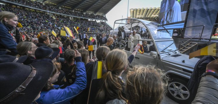 El papa Francisco durante la última jornada de su visita a Bélgica, en una misa en el estadio Heysel de Bruselas. EFE/EPA/CIRO FUSCO