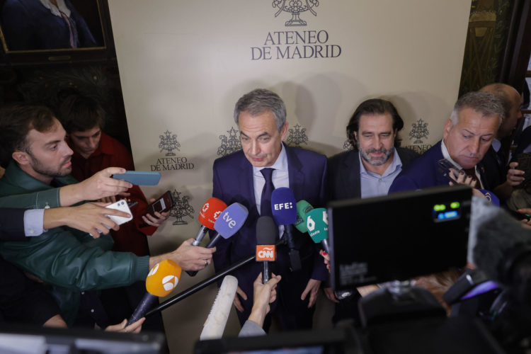 El expresidente del Gobierno español José Luis Rodríguez Zapatero participa en la presentación del libro La democracia y sus derechos del que es coordinador, en el Ateneo de Madrid. EFE/ Zipi