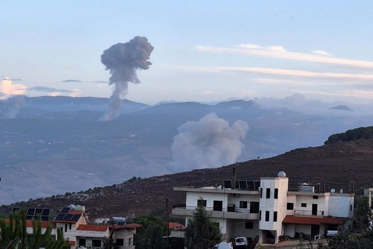 Columnas de humo se elevan desde el lugar de los ataques aéreos israelíes que tuvieron como objetivo aldeas libanesas, vistas desde Marjaayoun, en el sur del Líbano, durante las primeras horas de este 23 de septiembre de 2024. EFE/EPA/Str