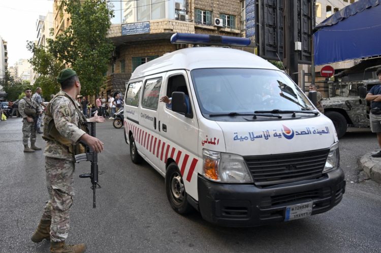 Una ambulancia llega al Centro Médico de la Universidad Americana de Beirut (AUBMC) después de un incidente que involucró los dispositivos inalámbricos de miembros de Hezbolá en Beirut, Líbano, el 17 de septiembre de 2024. Según la agencia de noticias estatal del Líbano, varios "dispositivos de comunicación inalámbrica (buscapersonas) fueron detonados utilizando tecnología avanzada".'Cientos de personas con diversas lesiones han estado llegando a los hospitales libaneses, según el Centro de Operaciones de Emergencia de Salud Pública del Líbano del Ministerio de Salud Pública. (Líbano, Hizbulá/Hezbolá) EFE/EPA/WAEL HAMZEH