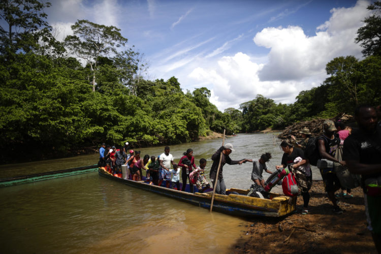 Fotografía de archivo de migrantes mientras descienden de una canoa antes de llegar a la Estación de Recepción Migratoria (ERM) de Lajas Blancas luego de atravesar la selva del Darién (Panamá). EFE/ Bienvenido Velasco