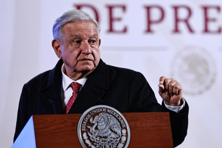 El presidente de México, Andrés Manuel López Obrador, habla este lunes durante una rueda de prensa en el Palacio Nacional, en Ciudad de México (México). EFE/ Sáshenka Gutiérrez